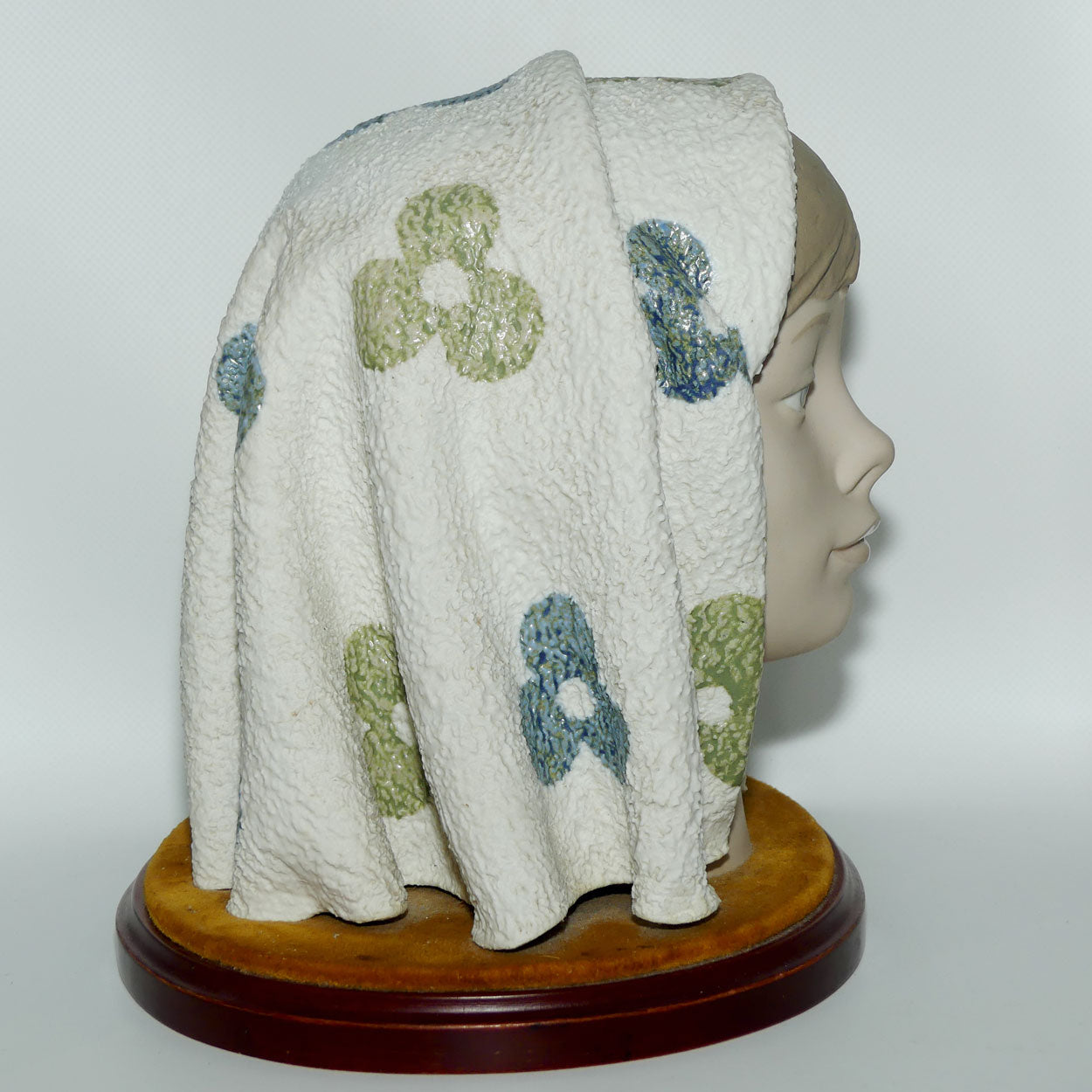 Lladro bust Girls Head fixed on wooden base | #1003