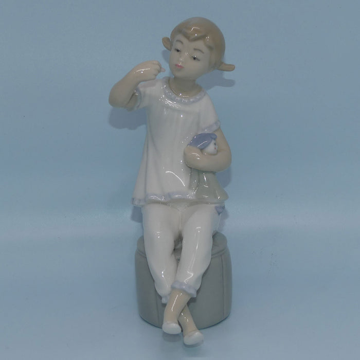 Lladro figure Girl with Doll | Putting on Lipstick #1083