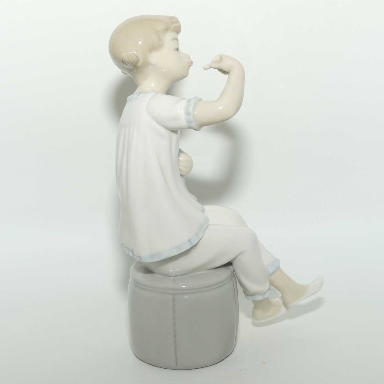 Lladro figure Girl with Doll | Putting on Lipstick #1083