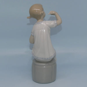 lladro-figure-girl-with-doll-putting-on-lipstick-1083