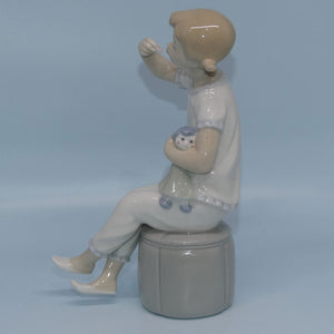 lladro-figure-girl-with-doll-putting-on-lipstick-1083