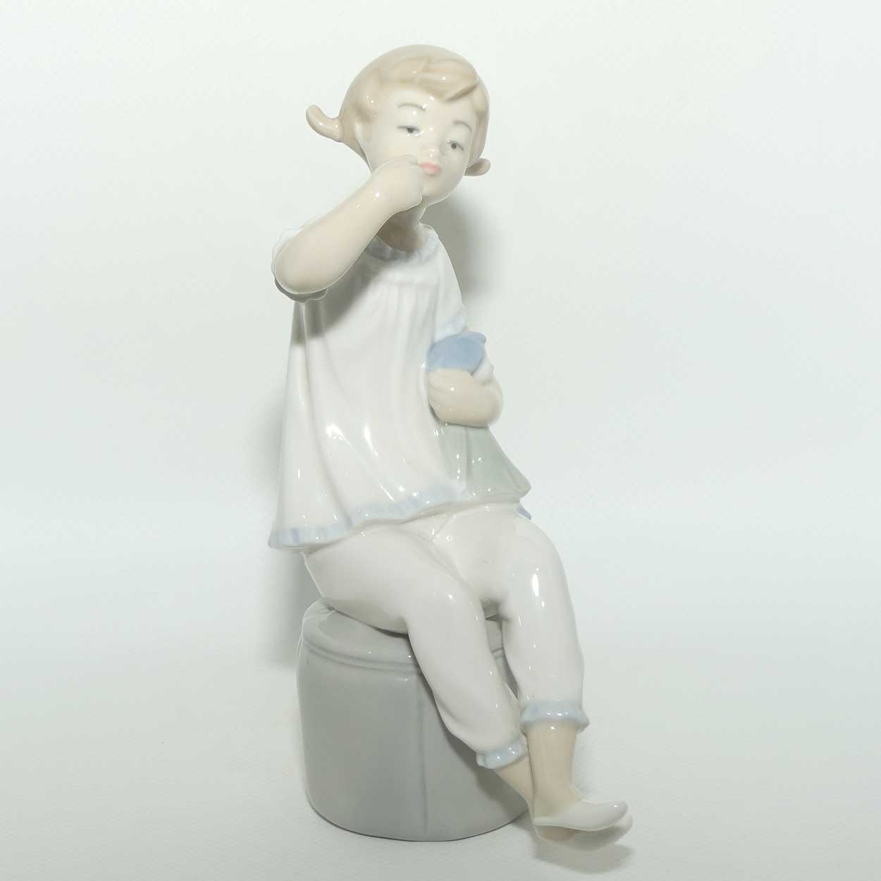 Lladro figure Girl with Doll | Putting on Lipstick #1083
