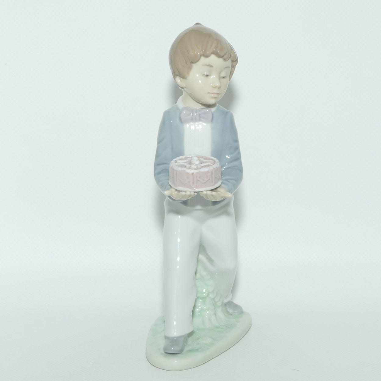 Nao by Lladro figure Birthday Surprise | Boy with Birthday Cake | #1131