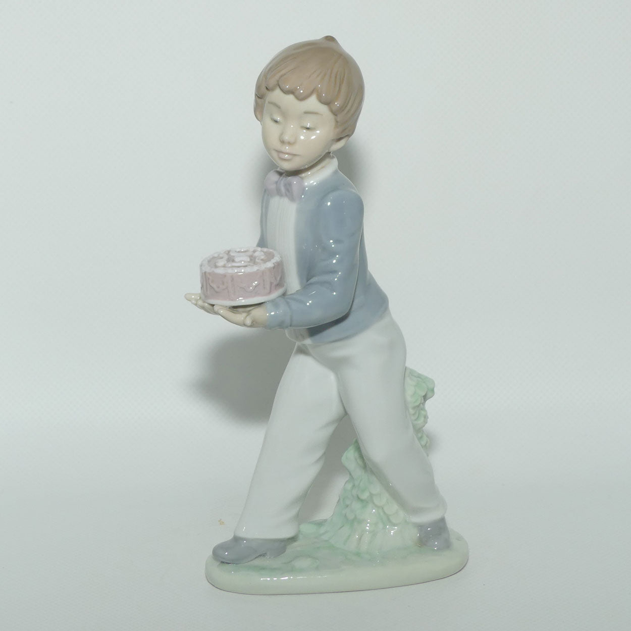 Nao by Lladro figure Birthday Surprise | Boy with Birthday Cake | #1131