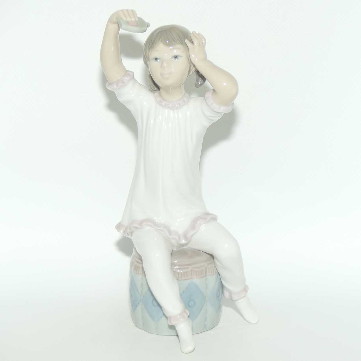 Lladro figure Girl Shampooing #1148