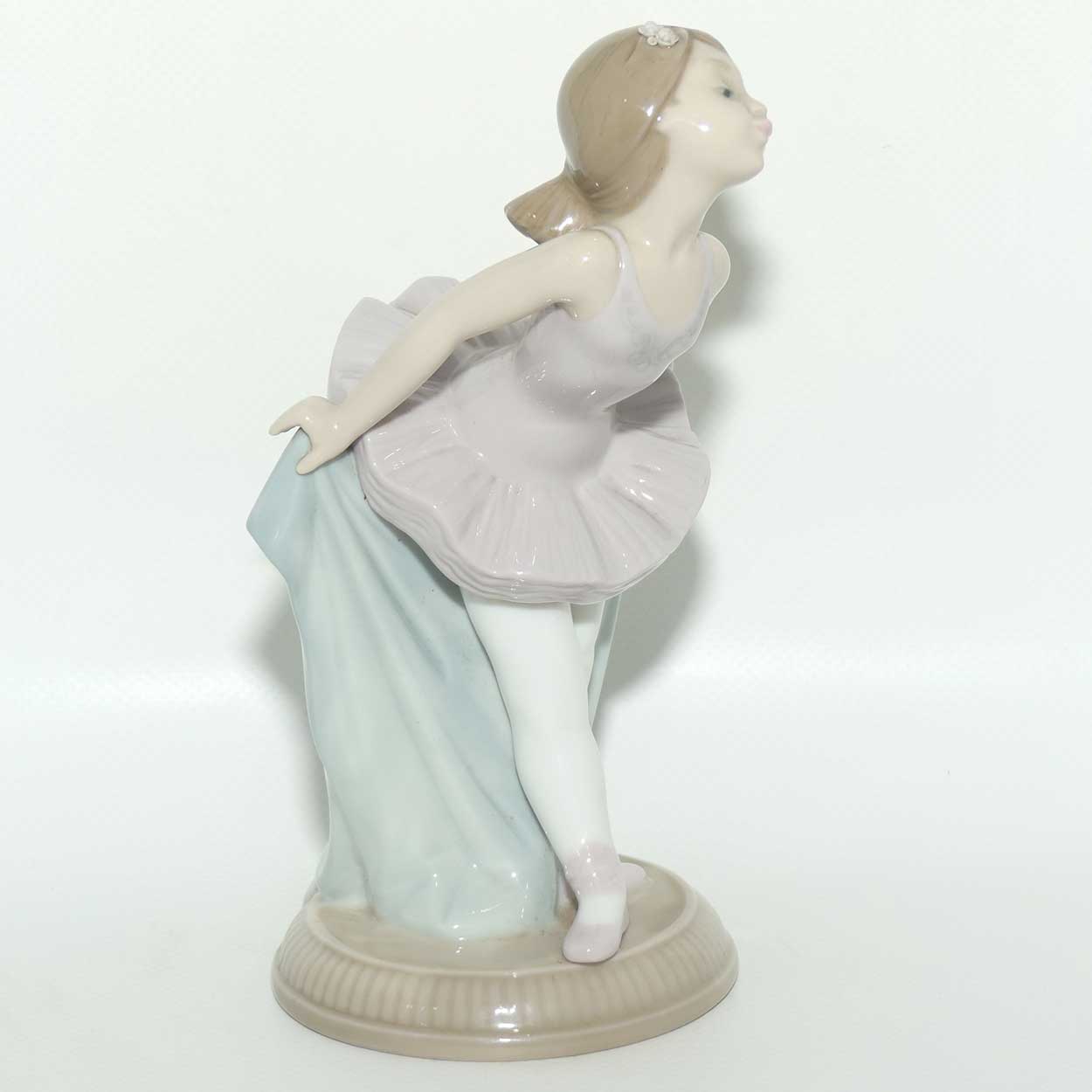 Nao by Lladro figure My Recital #1151