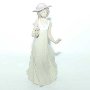 Nao by Lladro figure Gentle Breeze #1158