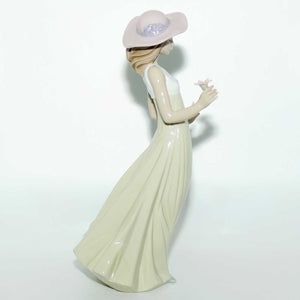 Nao by Lladro figure Gentle Breeze #1158