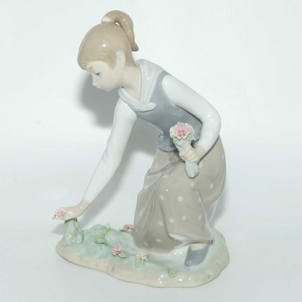 Lladro figure Girl with Flowers #1172