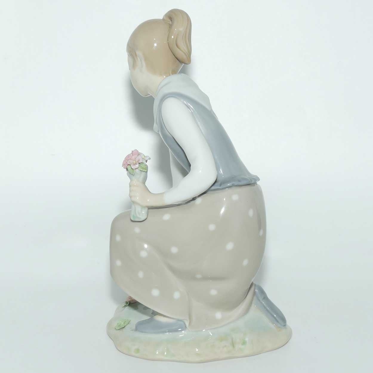 Lladro figure Girl with Flowers #1172