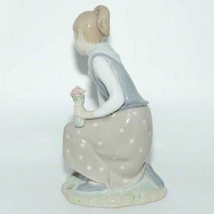 Lladro figure Girl with Flowers #1172