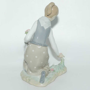 Lladro figure Girl with Flowers #1172