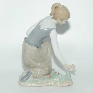 Lladro figure Girl with Flowers #1172