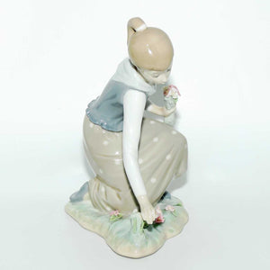 Lladro figure Girl with Flowers #1172