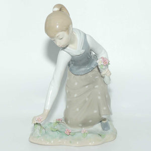 Lladro figure Girl with Flowers #1172