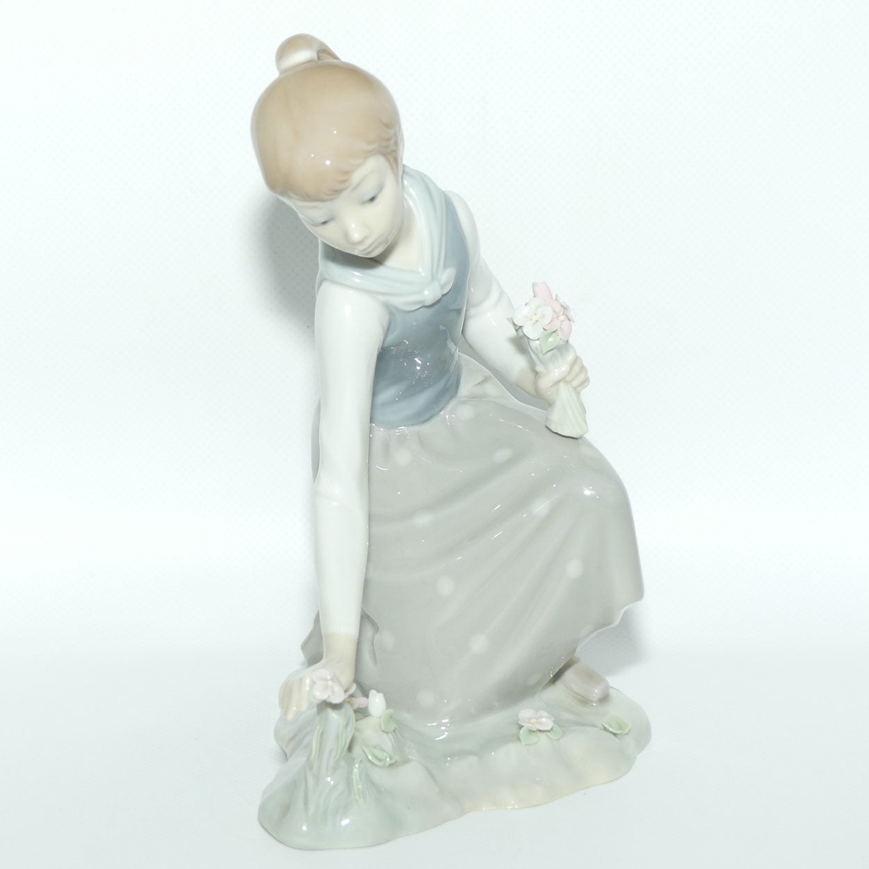 Lladro figure Girl with Flowers #1172