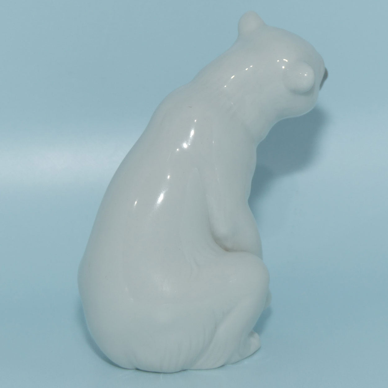 Vintage purchases POLAR BEAR SEATED W/FLOWERS, lladro