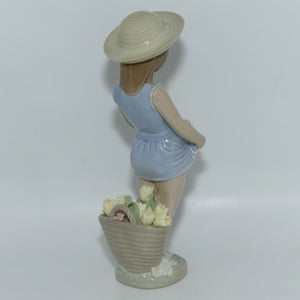 Lladro figure My Flowers | Flowers on the Lap #1284