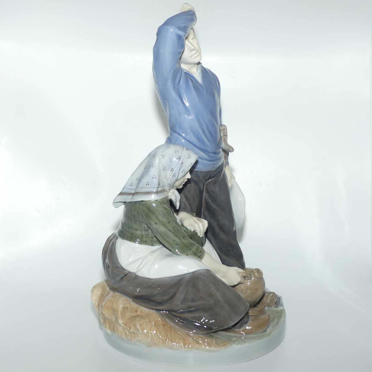 Royal Copenhagen figure 1352 | Taking a Rest from Harvest