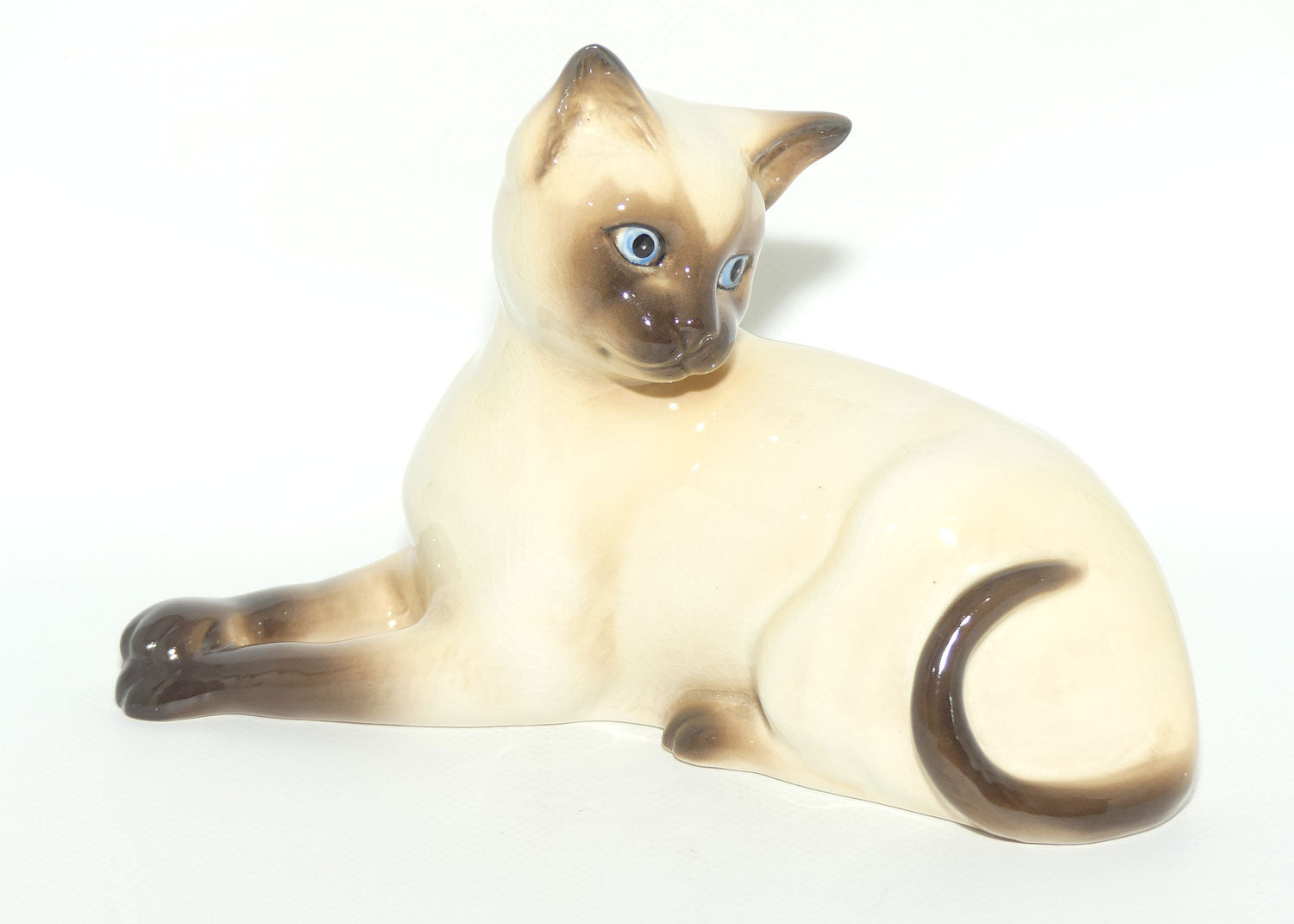 #1558 Beswick Siamese Cat | Chocolate Point Gloss | Lying, Facing Left | First Version