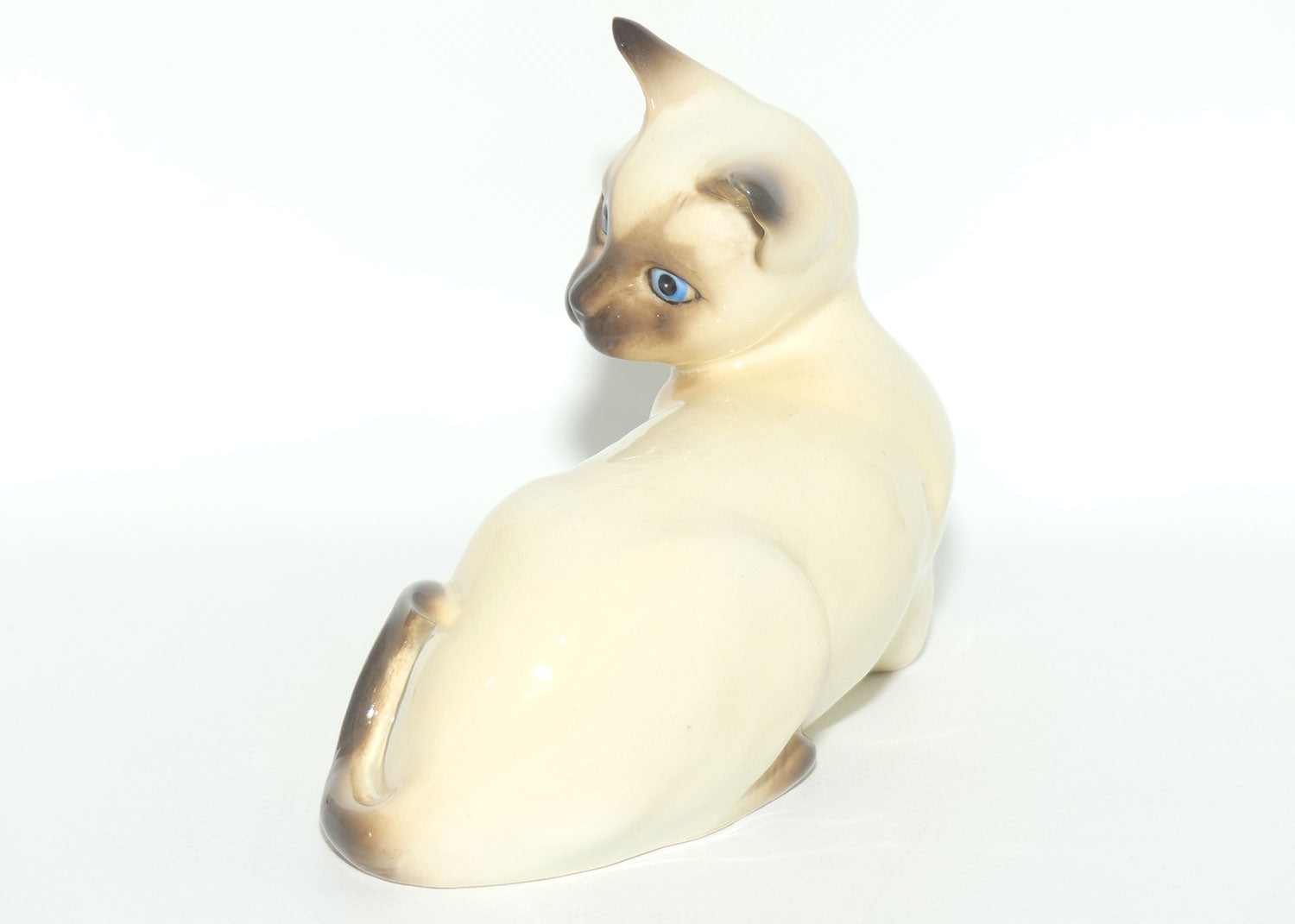 #1558 Beswick Siamese Cat | Chocolate Point Gloss | Lying, Facing Left | First Version