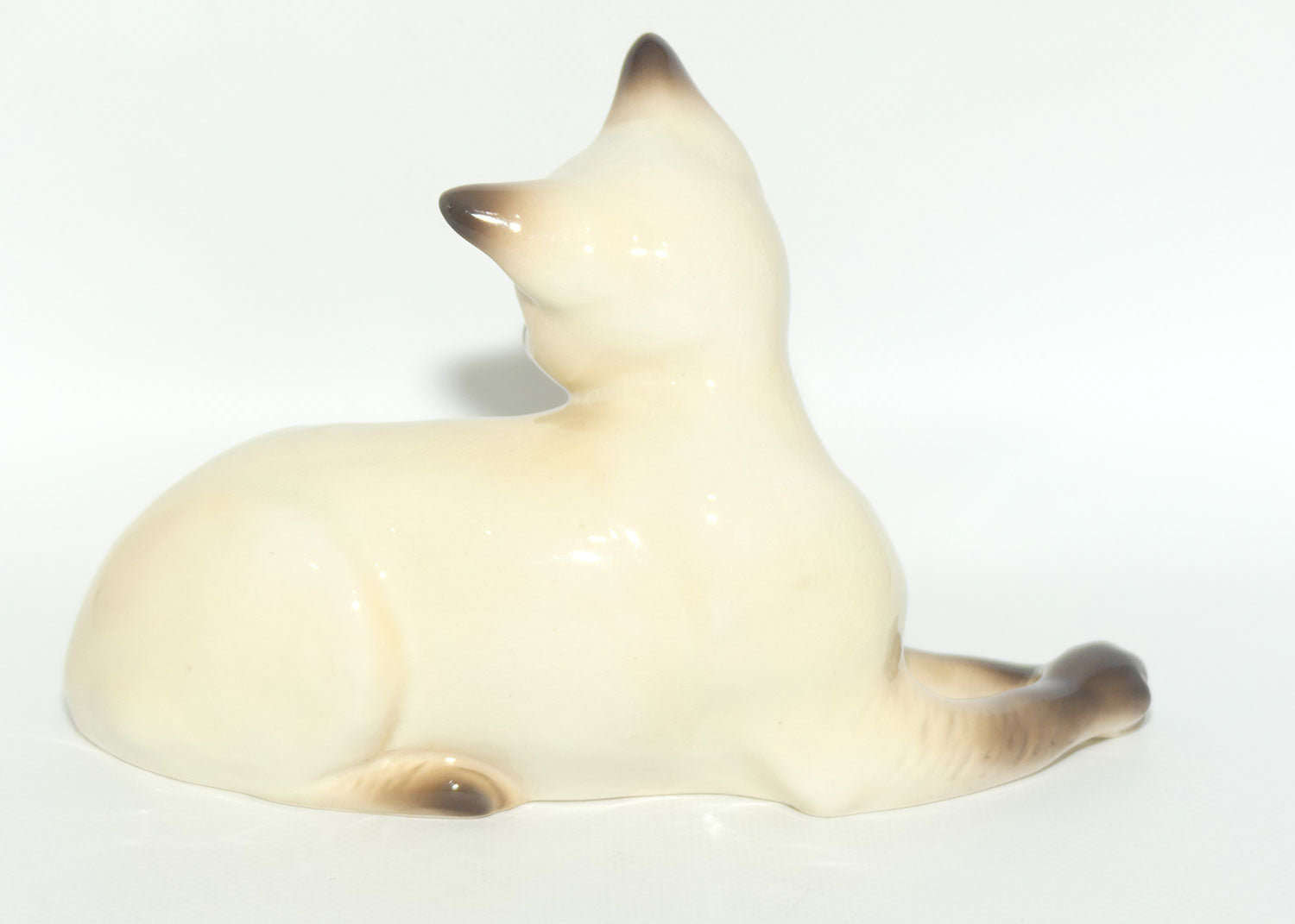 #1558 Beswick Siamese Cat | Chocolate Point Gloss | Lying, Facing Left | First Version