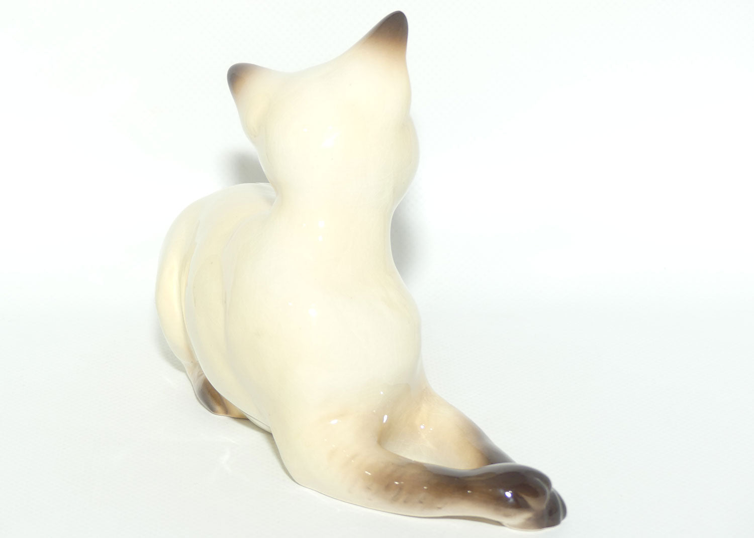 #1558 Beswick Siamese Cat | Chocolate Point Gloss | Lying, Facing Left | First Version