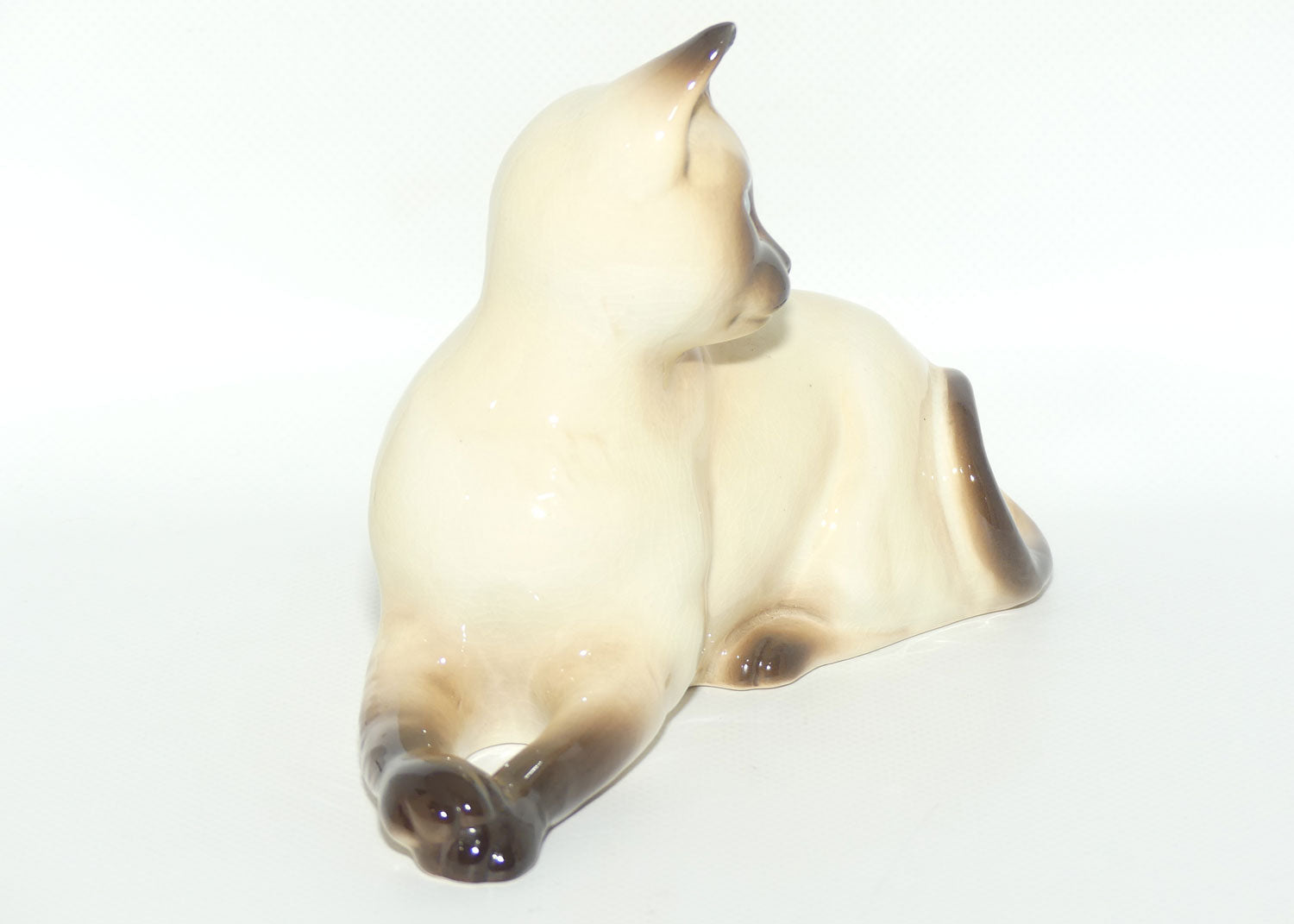#1558 Beswick Siamese Cat | Chocolate Point Gloss | Lying, Facing Left | First Version