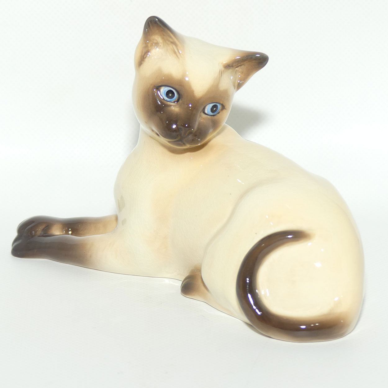 #1558 Beswick Siamese Cat | Chocolate Point Gloss | Lying, Facing Left | First Version