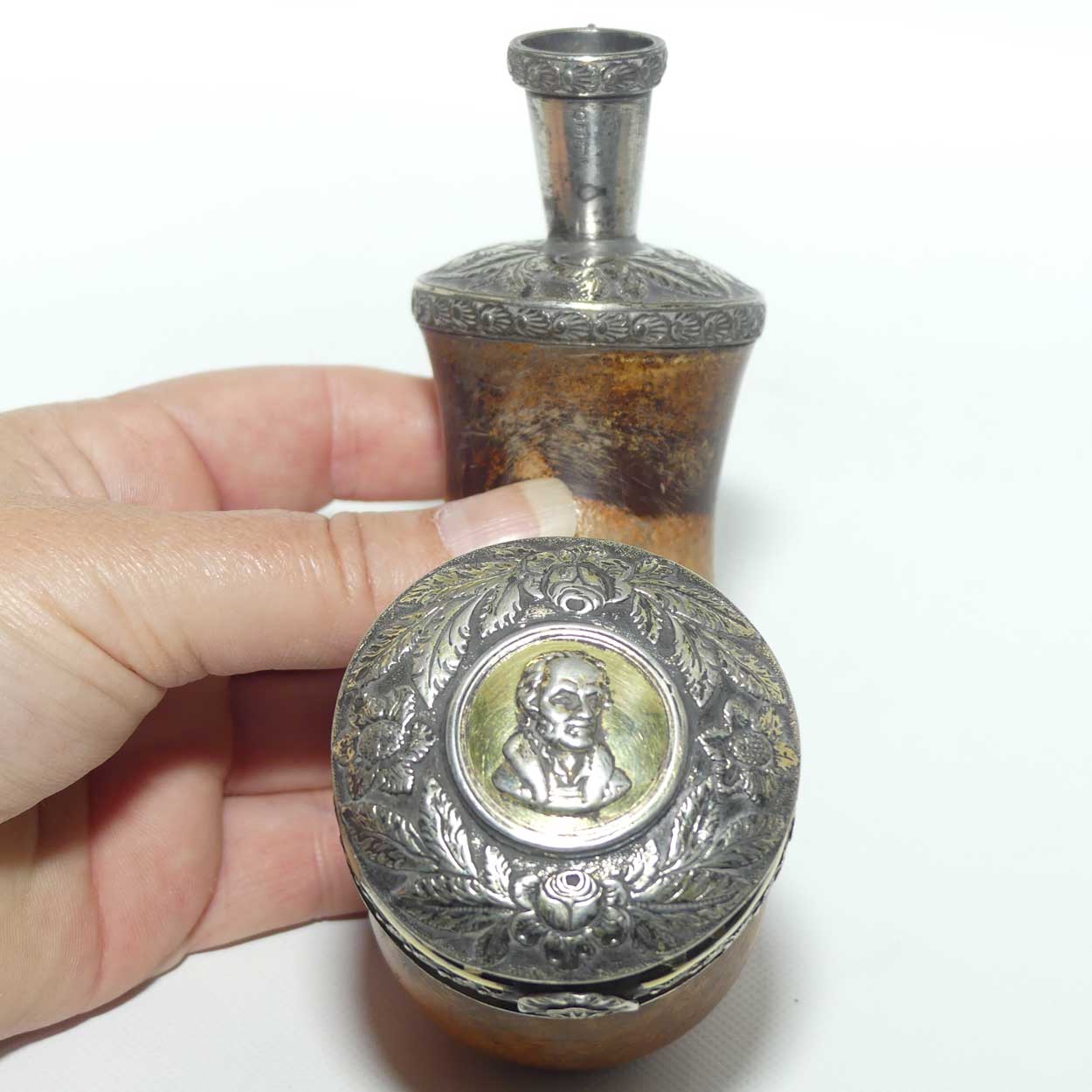 Antique Meerschaum Pipe | Kalmasch Pipe bowl with Sterling Silver Gilt embossed lid, reticulated grille and fittings | London 1821