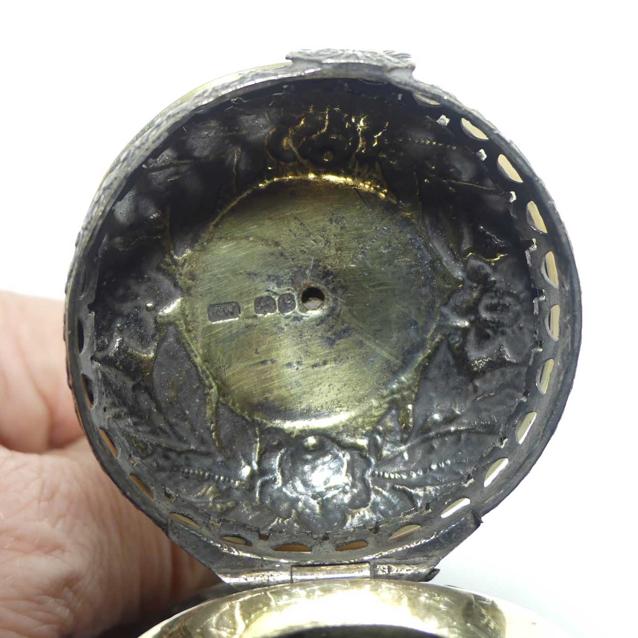 Antique Meerschaum Pipe | Kalmasch Pipe bowl with Sterling Silver Gilt embossed lid, reticulated grille and fittings | London 1821