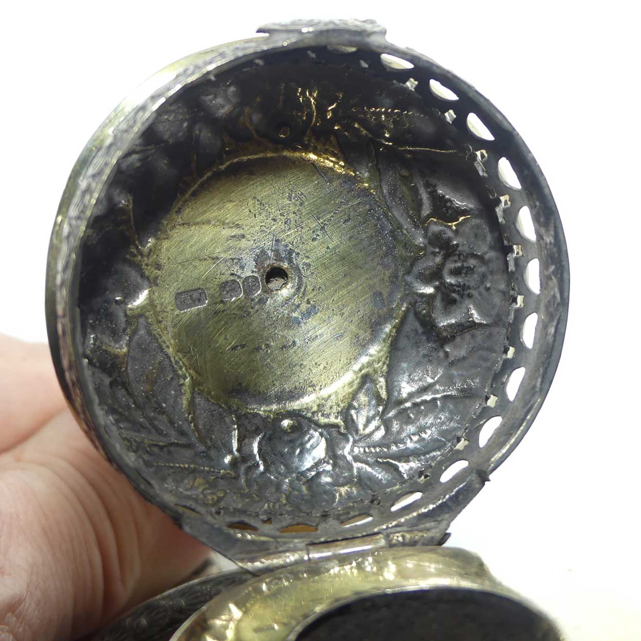 Antique Meerschaum Pipe | Kalmasch Pipe bowl with Sterling Silver Gilt embossed lid, reticulated grille and fittings | London 1821