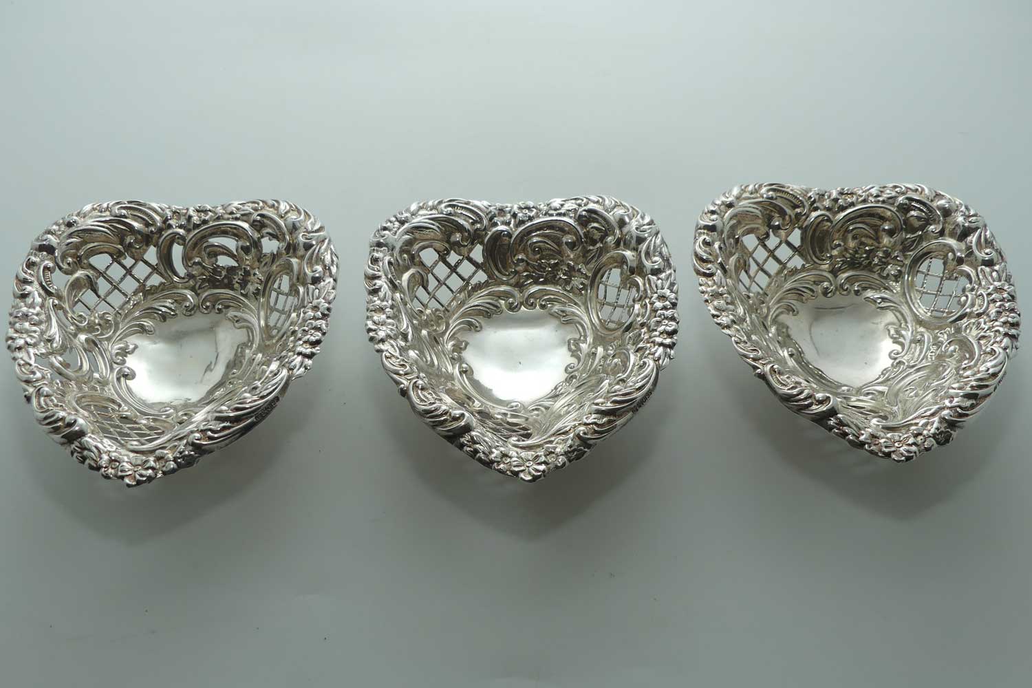 Boxed set of 3 Sterling Silver bon bon dishes | Chester 1894 | 160.3gms