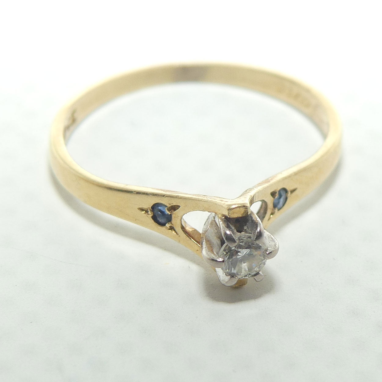 18ct Yellow and White Gold Diamond and 2 Sapphire ring | Valued $2700