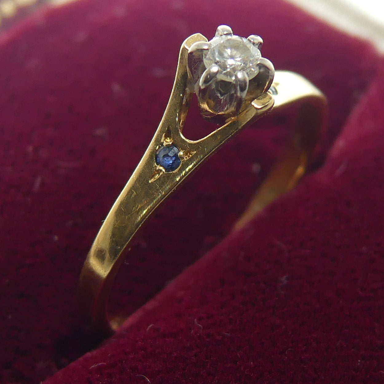 18ct Yellow and White Gold Diamond and 2 Sapphire ring | Valued $2700