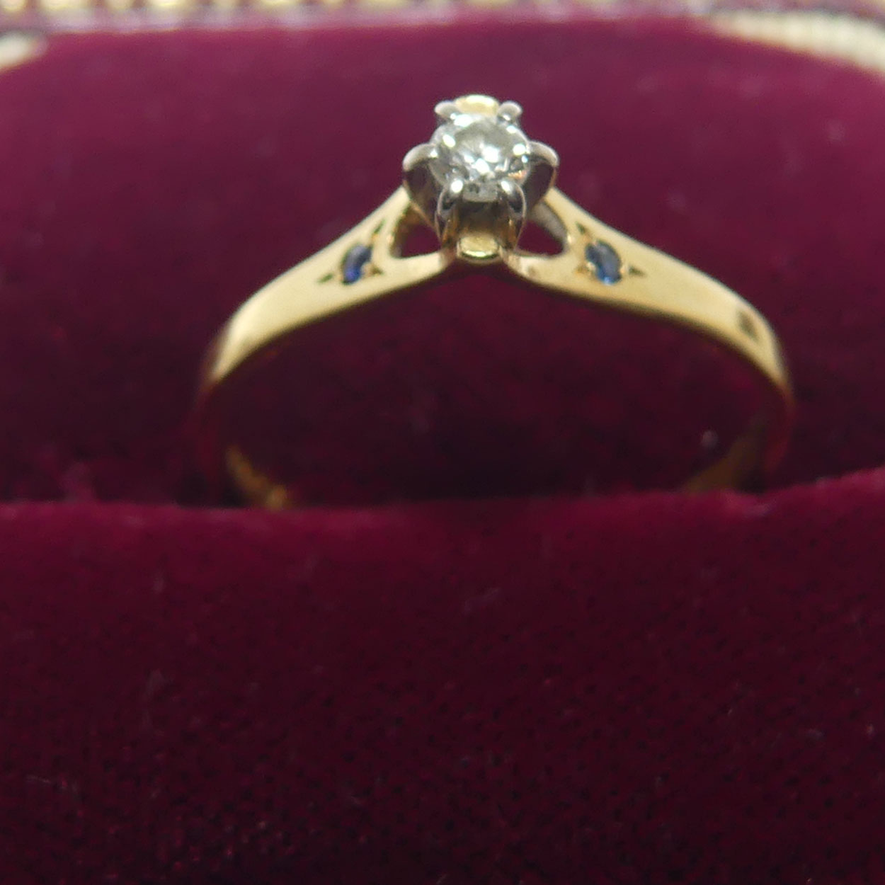 18ct Yellow and White Gold Diamond and 2 Sapphire ring | Valued $2700