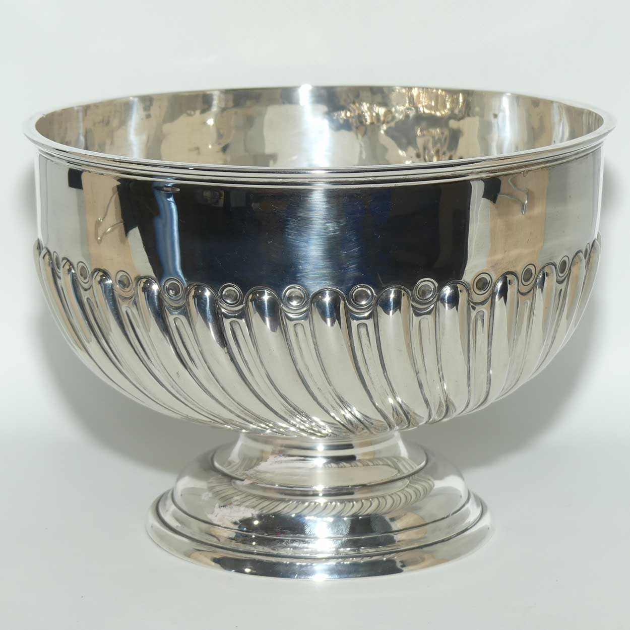 Edwardian era Sterling Silver pedastal bowl with gadrooned pattern | Chester 1906 | 856 grams