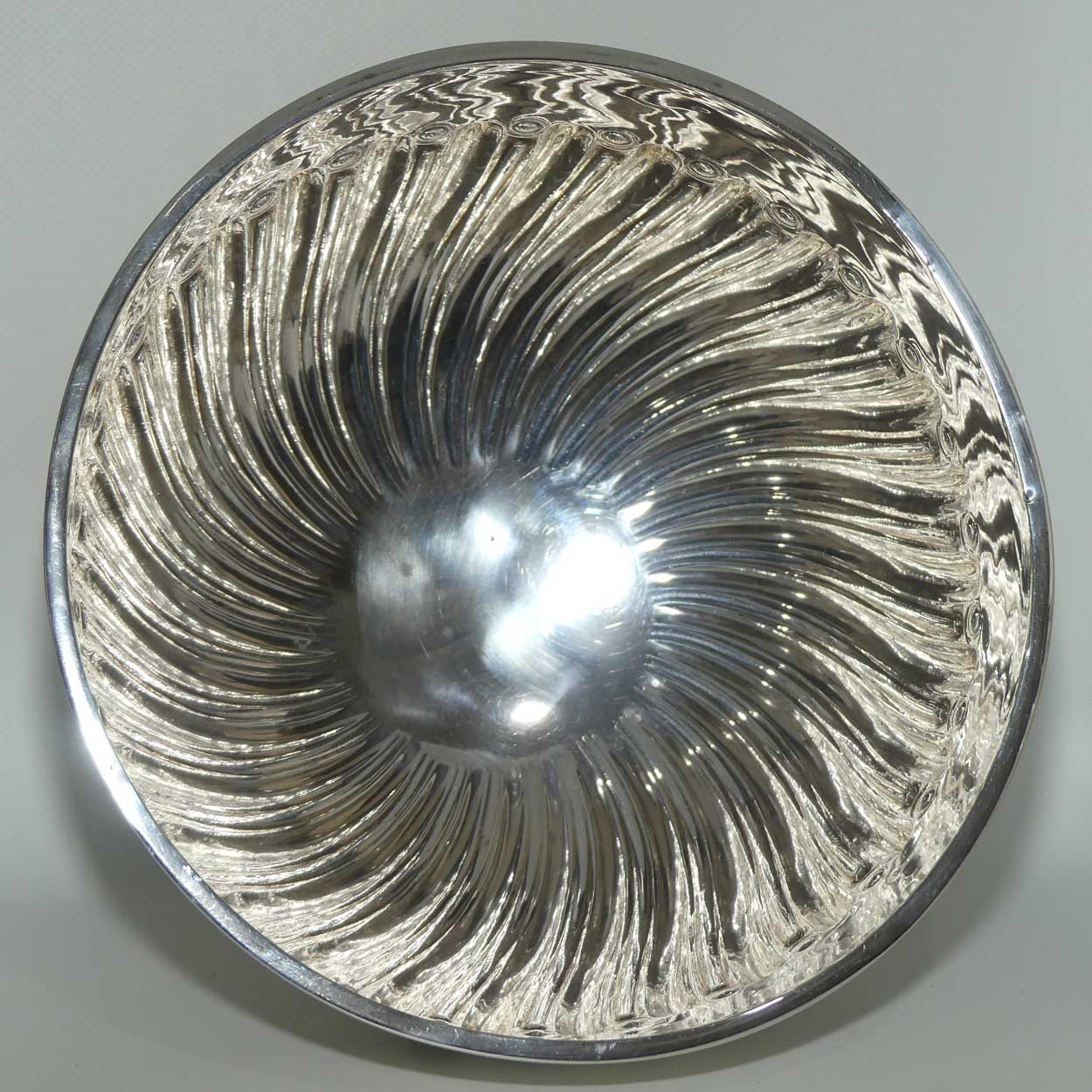 Edwardian era Sterling Silver pedastal bowl with gadrooned pattern | Chester 1906 | 856 grams