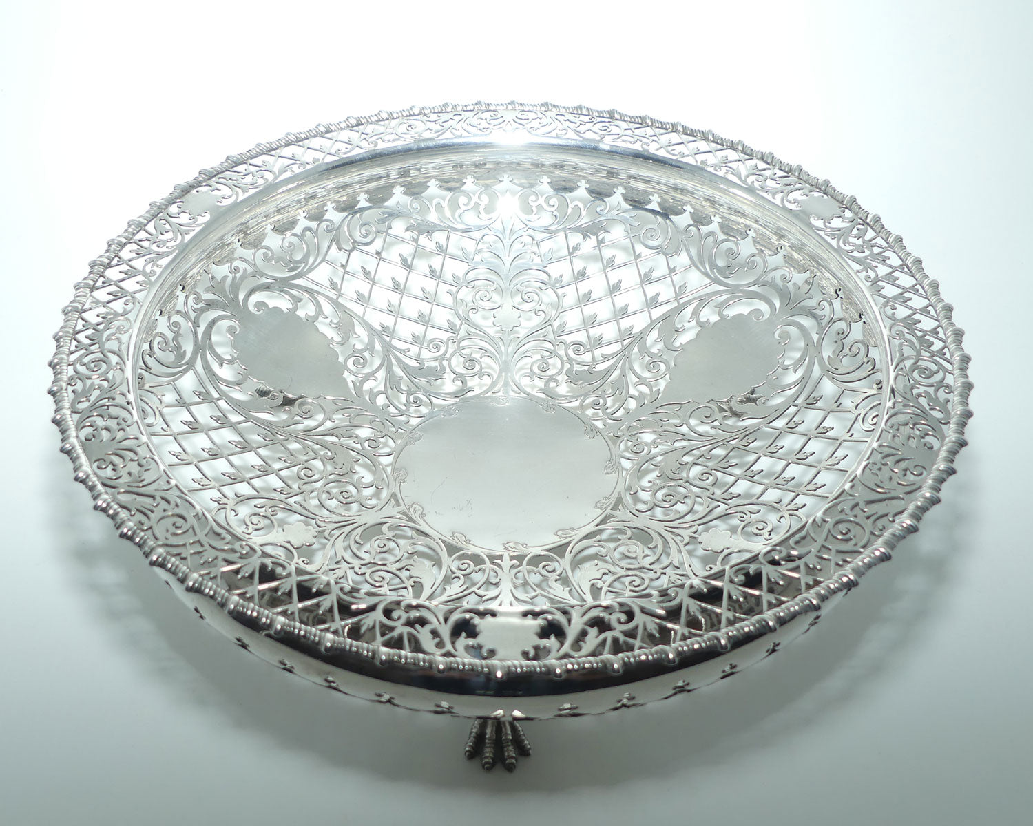 Magnificent George V Sterling Silver openwork table bowl on 3 claw feet | London 1907 | 1022g | Goldsmiths & Silversmiths Co Ltd