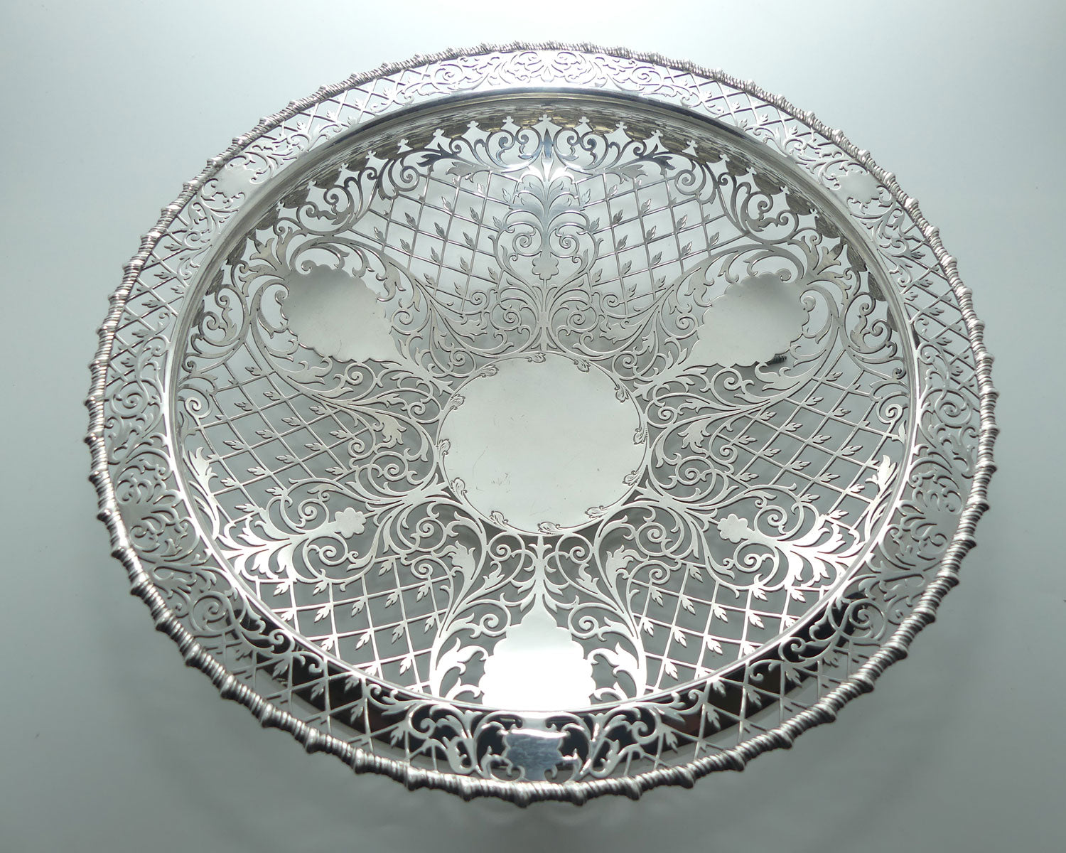 Magnificent George V Sterling Silver openwork table bowl on 3 claw feet | London 1907 | 1022g | Goldsmiths & Silversmiths Co Ltd