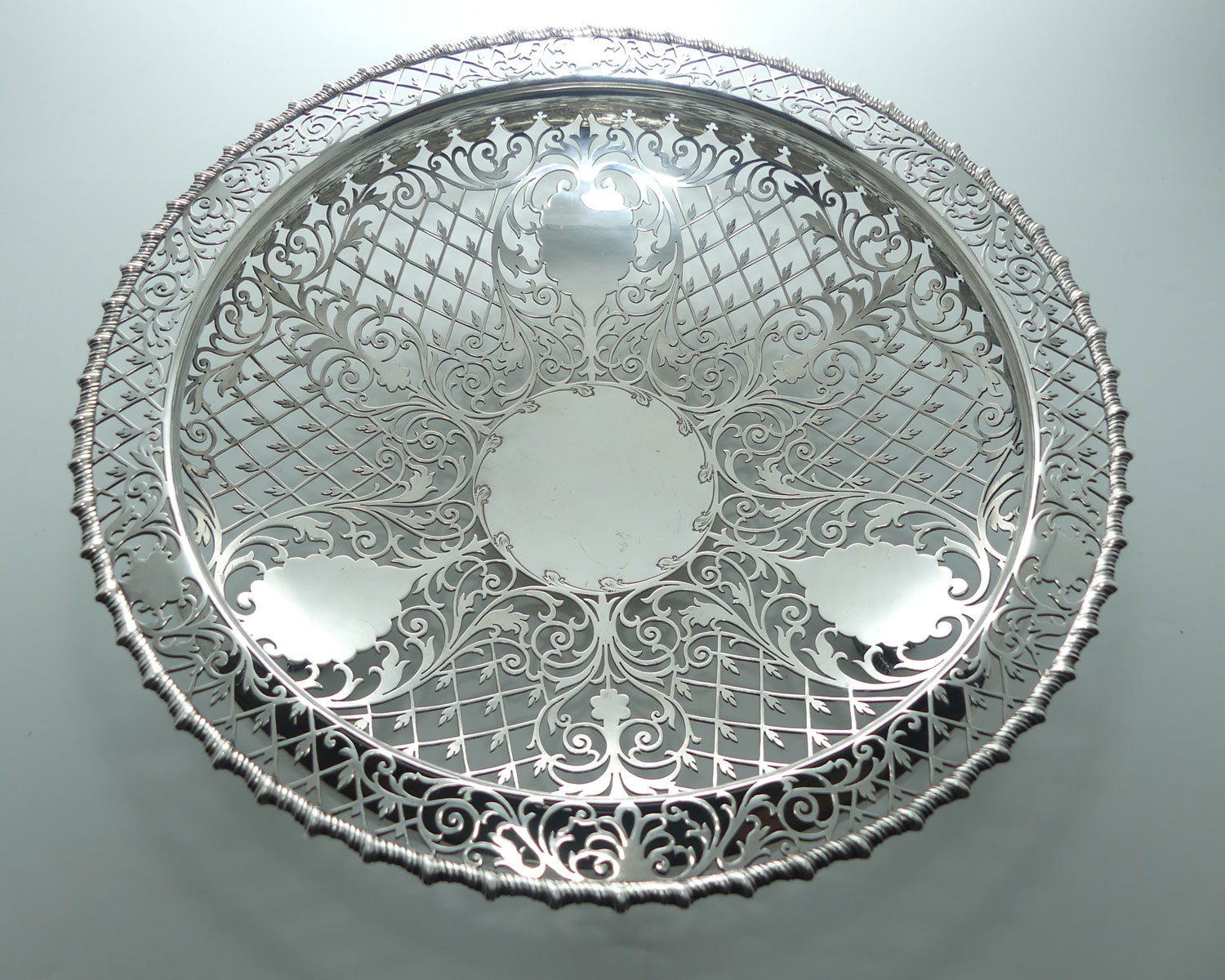 Magnificent George V Sterling Silver openwork table bowl on 3 claw feet | London 1907 | 1022g | Goldsmiths & Silversmiths Co Ltd