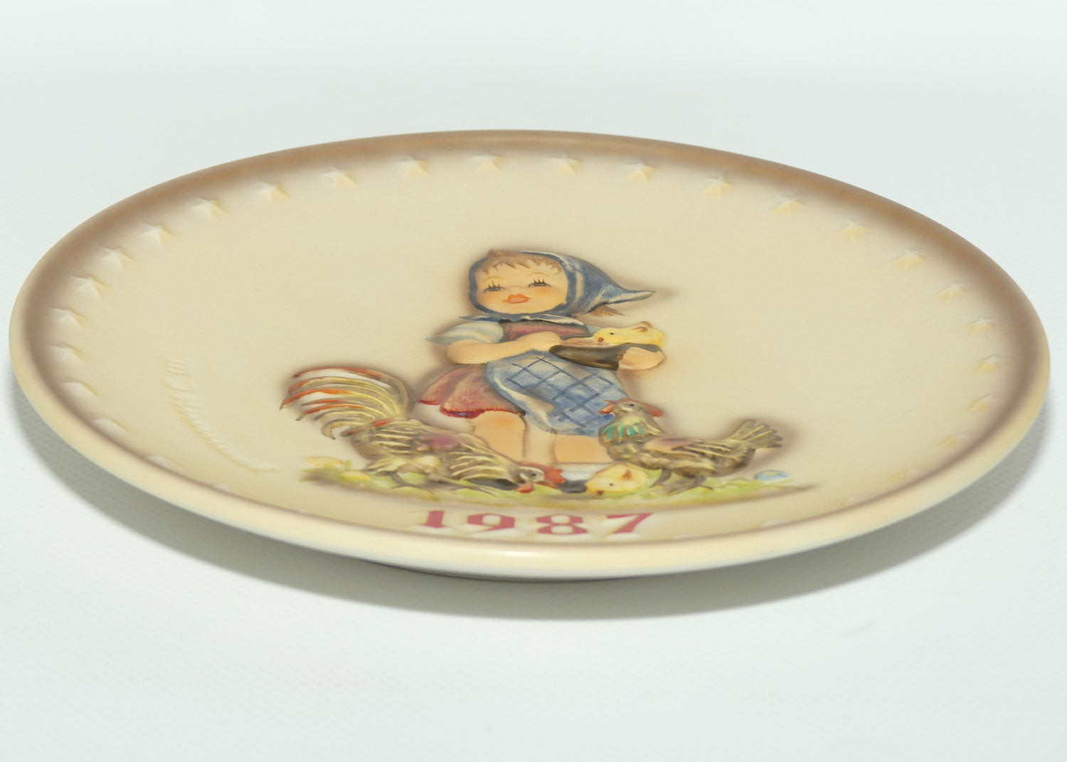 HUM0283 MI Hummel Annual Plate 1987 | Chick Girl