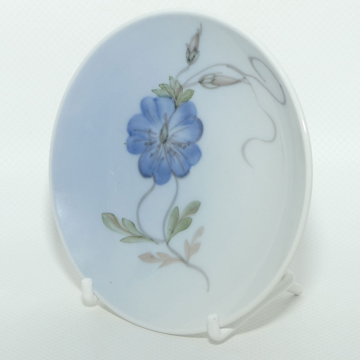 Royal Copenhagen round pin dish | Flower and Sinuous Tendrils | #2800