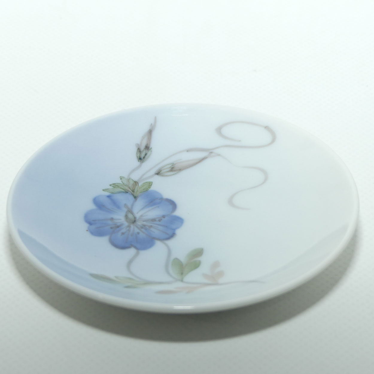 Royal Copenhagen round pin dish | Flower and Sinuous Tendrils | #2800