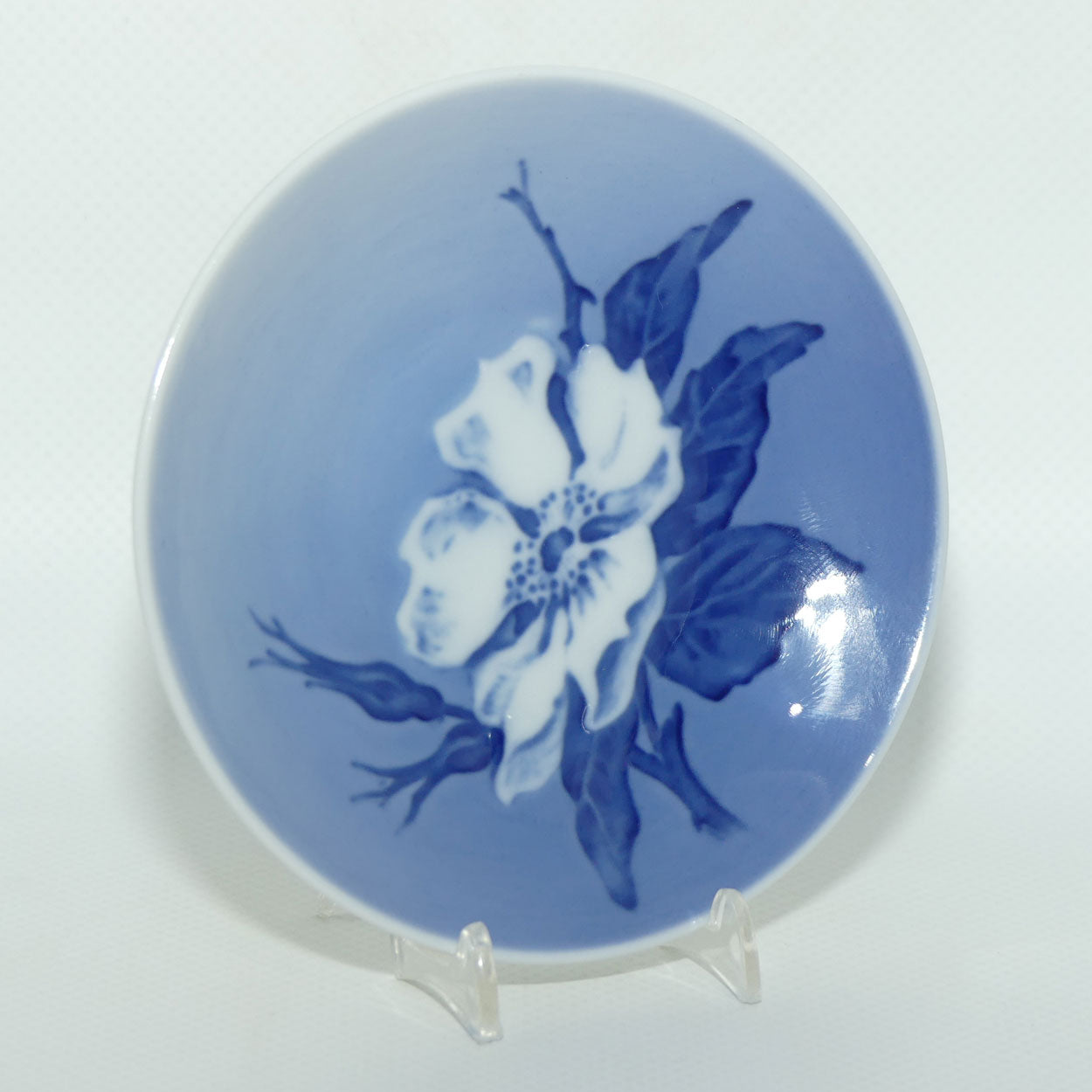 Royal Copenhagen round pin dish | Blue and White Flower | #3611