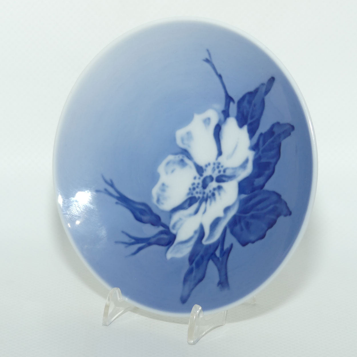 Royal Copenhagen round pin dish | Blue and White Flower | #3611