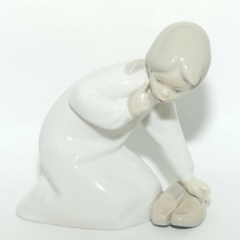 Lladro figure Little Girl with Slippers | #4523 | #1