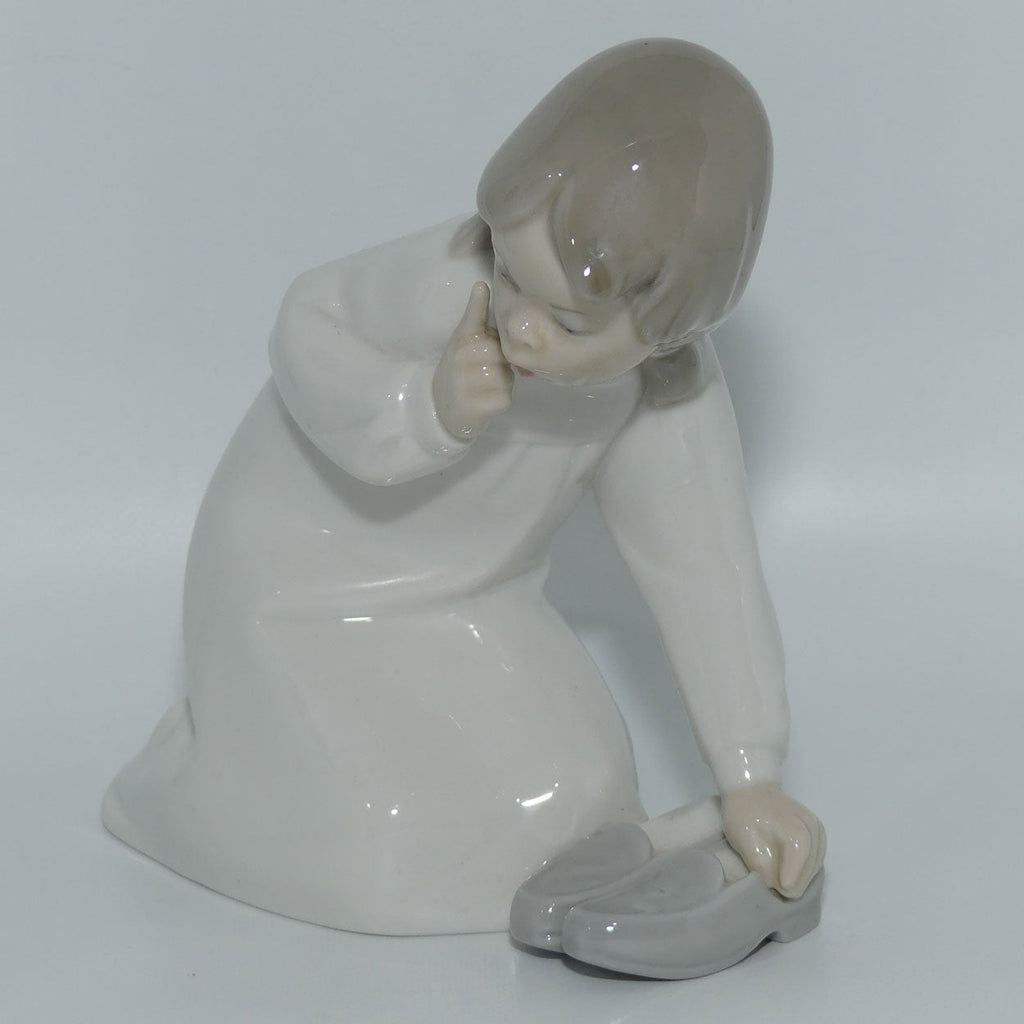 Lladro figure Little Girl with Slippers #4523 | #2