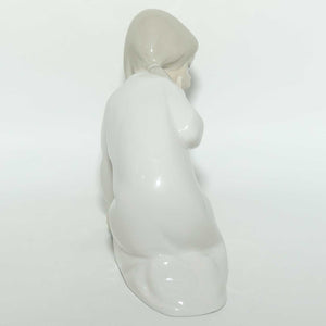 Lladro figure Little Girl with Slippers | #4523 | #1