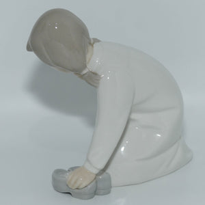 Lladro figure Little Girl with Slippers #4523 | #2